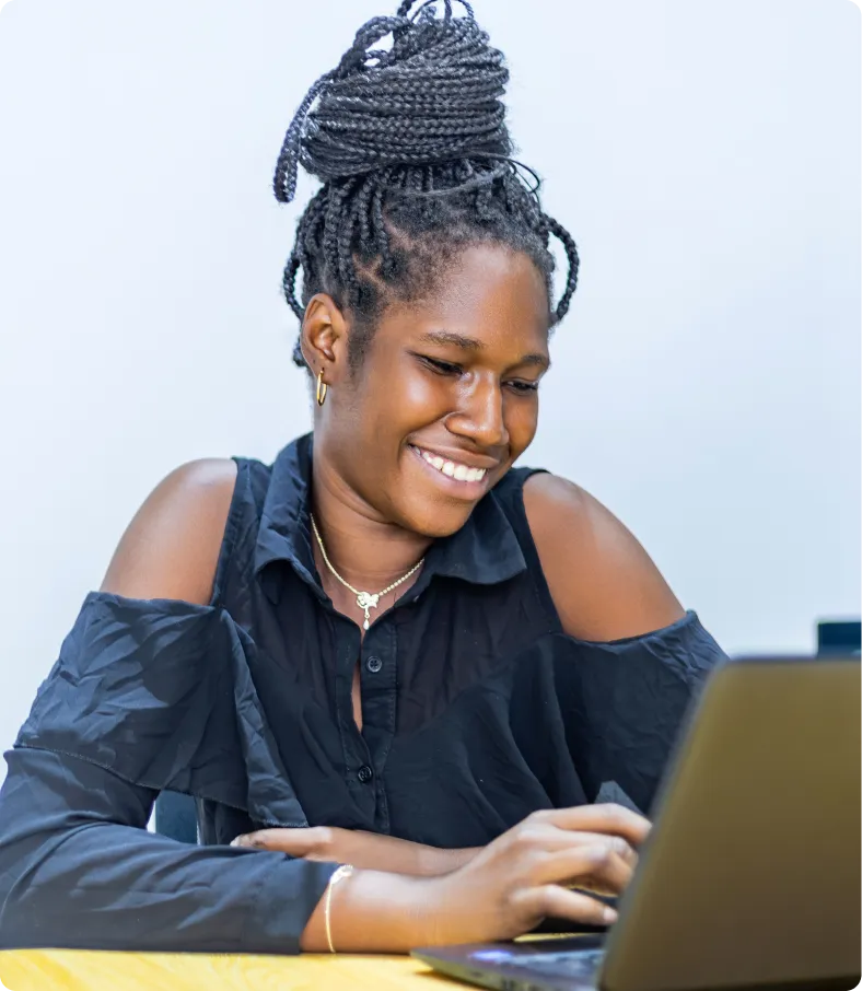 Fmme souriante devant son ordinateur pour la certification comptia security +