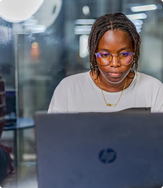 Femme assise devant son ordinateur en salle de classe pour l'introduction au design graphique
